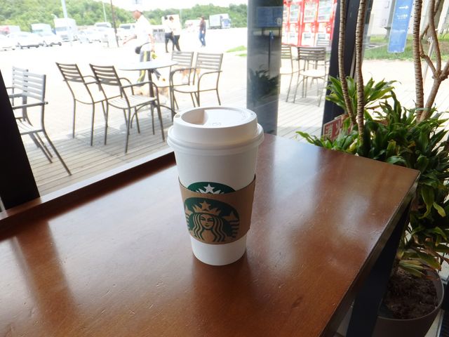 晴れた日は、外のテラス席も良さそう。_スターバックスコーヒー三木SA下り線店