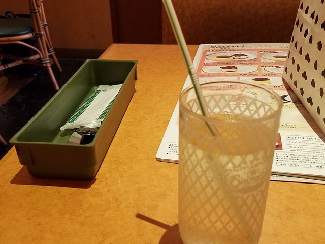 トイレが目の前の席でした。
人通りが多く残念でした。_サイゼリヤ 恵比寿駅東口店