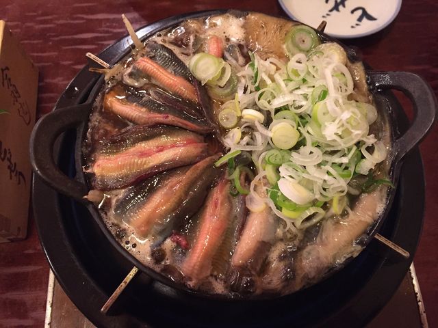 鍋の左が骨なし、右が骨あり(ネギで隠れてますが)_どぜう飯田屋
