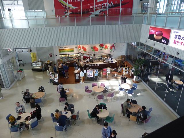 3階から撮影_カフェ・ロゼ 北九州空港店