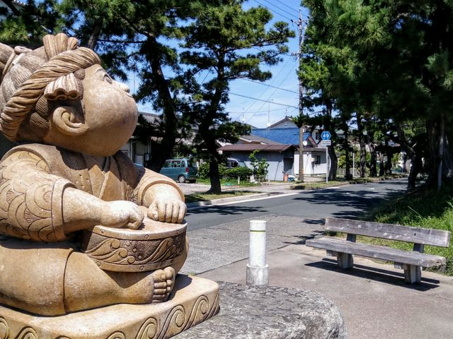 入口の浪小僧の石像とベンチ_旧東海道松並木(静岡県浜松市)