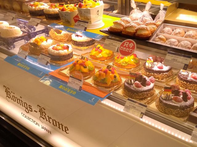 夏場はフルーツを使ったケーキが豊富に並びます_ケーニヒス クローネ 高島屋大阪店