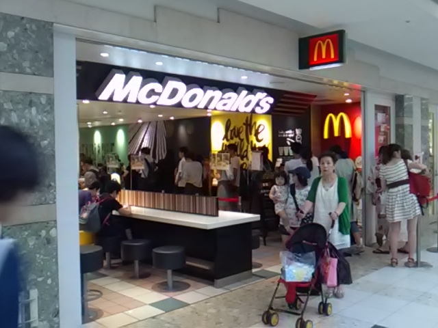 いつも行列ができています_マクドナルド 札幌アピア店