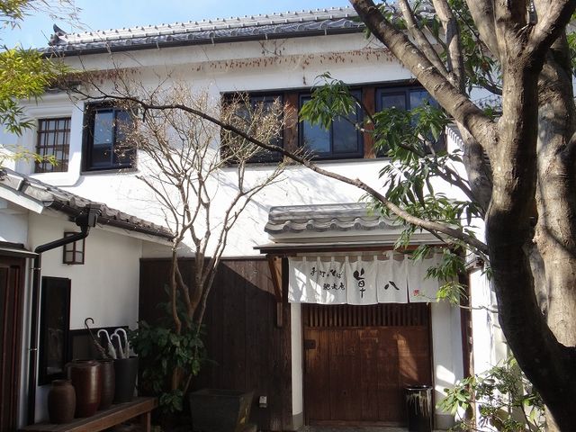 木々に囲まれています。_そば馳走庵 草八