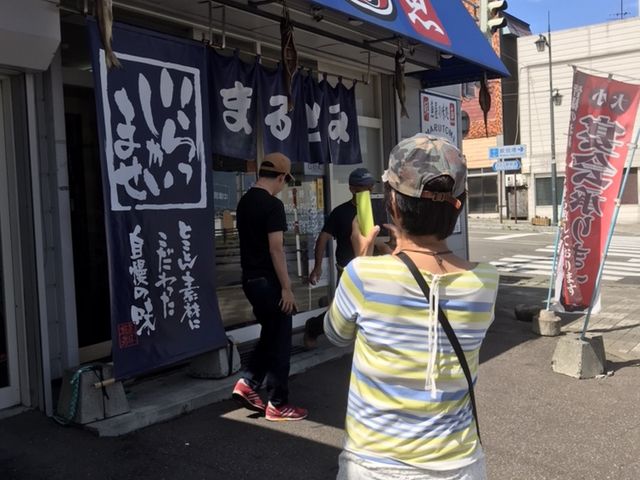 店の前。左側が魚屋です。駐車場は魚屋横と道路向かいのガソリンスタンド横です。_よってけまるとみ