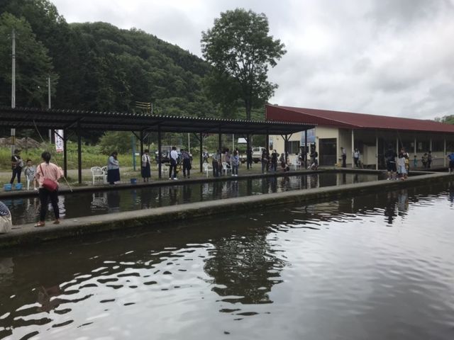 ヤマメ、イワナの釣り堀。いろんな年代の人が楽しんでました。_大雪つりぼり