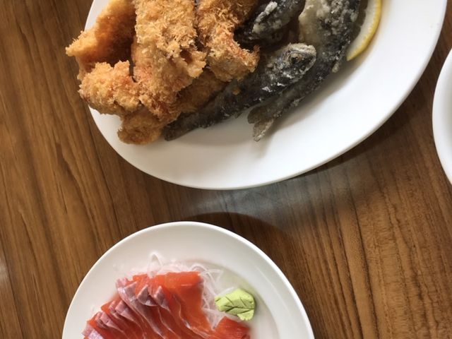 ニジマス1.6キロで充分満足。ヤマメもさくさくしてどちらも川魚ぽいくさみがなく美味。_大雪つりぼり