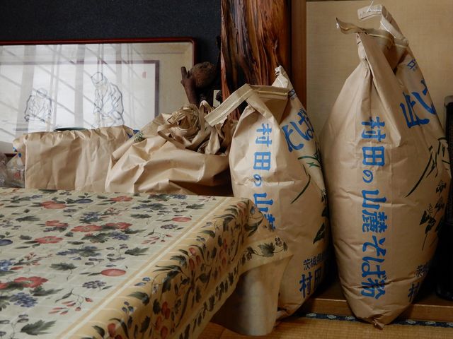 座敷に保管されていたそば粉。茨城産の手打ちであることが良くわかります。_一万十七石