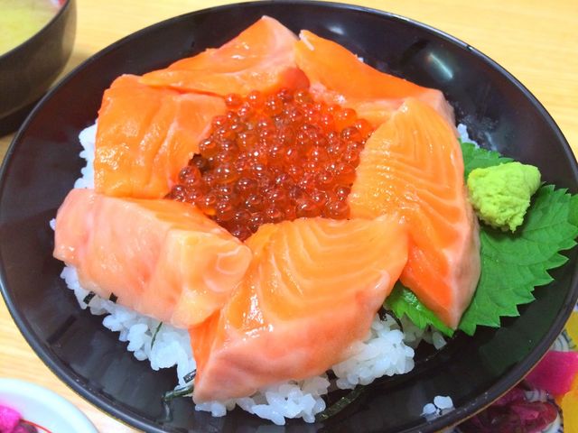 サーモンいくら丼。肉厚サーモン最高_にし与