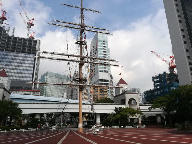 船の帆が目立ちますね。_竹芝桟橋