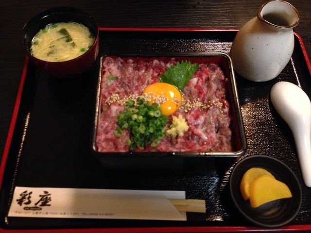 馬肉が贅沢に入った丼です_彩座