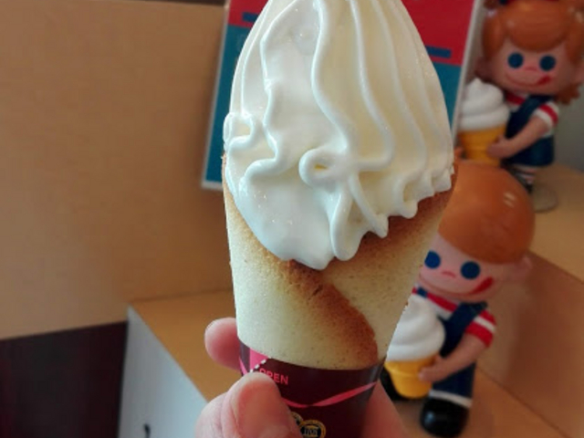 プレミアムソフトクリーム CREMIA。わかさいもさんじゃなくても食べられるのに・・・(苦笑。_わかさいも本舗 登別本店