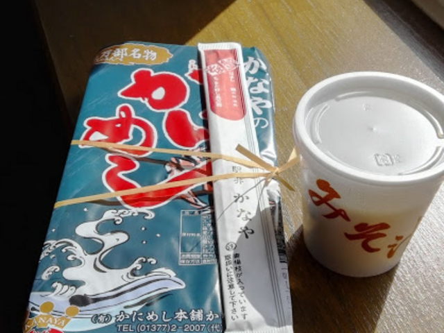 「まるで電車に乗って食べてる感」を味わえます(笑!_駅弁かなや