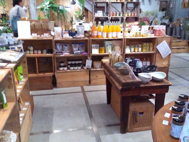 おしゃれな店内に様々なフードや雑貨が並ぶ_mumokuteki cafe&foods