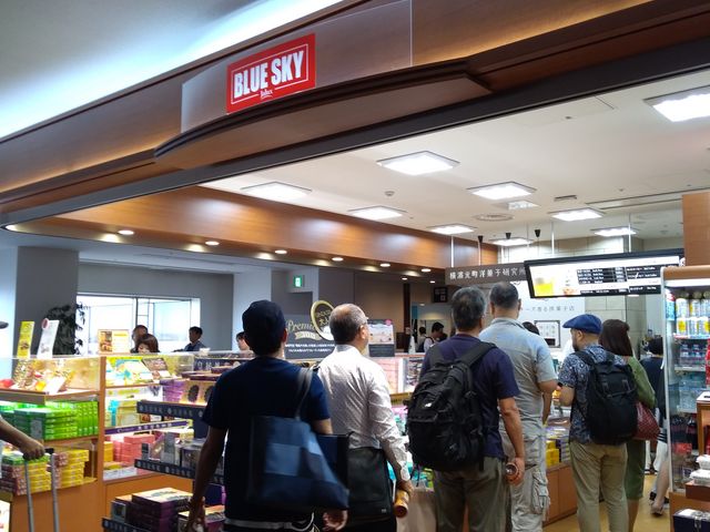 混み合う店内_ブルースカイ 羽田空港 15番ゲートショップ