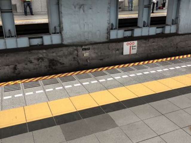 ホーム_都営浅草線 大門駅