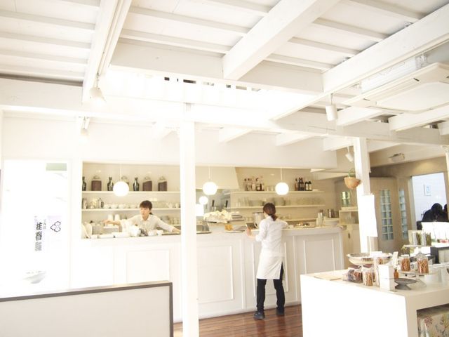 素敵な店員さんとホワイトの内装_Cafe Style Resort 嵯峨野湯