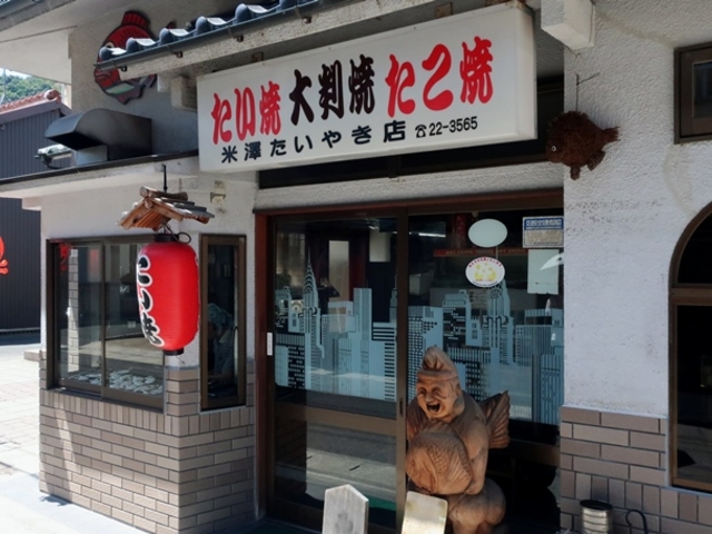 一個ずつ焼く昔ながらの風景だ_米澤たい焼店