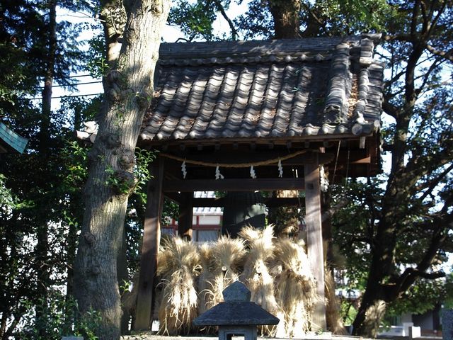なぜか、稲穂がかけられていた鐘楼。_勝部神社