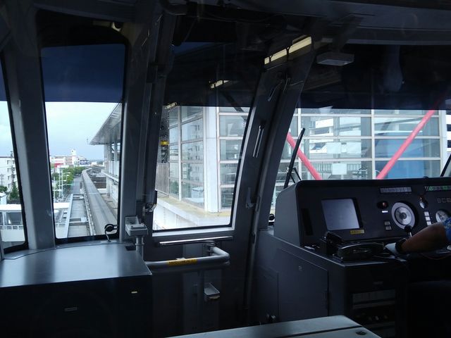 ゆいレールからの車窓_ゆいレール美栄橋駅