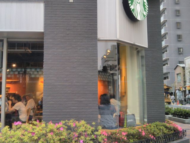 『スターバックス・コーヒー 浅草雷門通り店』。_スターバックス・コーヒー 浅草雷門通り店