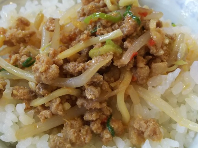 坦々麺の肉をごはんにオン_熱烈タンタン麺 一番亭 橿原店