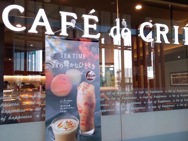 明るい雰囲気のガラス張りのお店です。_カフェ・ド・クリエ ATC店