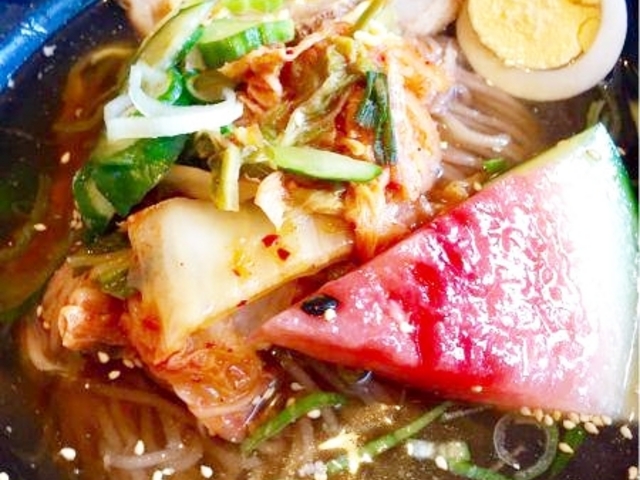 焼肉春香苑の別府冷麺♪夏期はスイカが具材としてはいってます♪スープにマッチいかす_春香苑