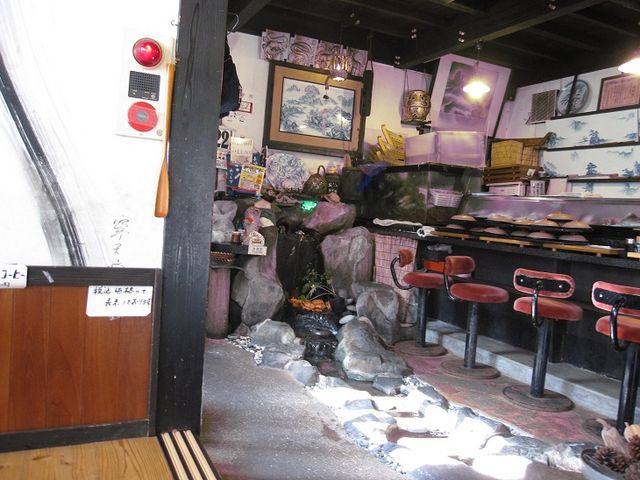 店内に水が流れる_天下の味処 ほうじゅう