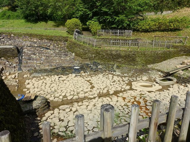 ユニークな遺跡です_亀形石造物