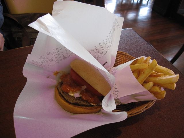 ソースがこぼれ出る_モスバーガー下曽根駅前店