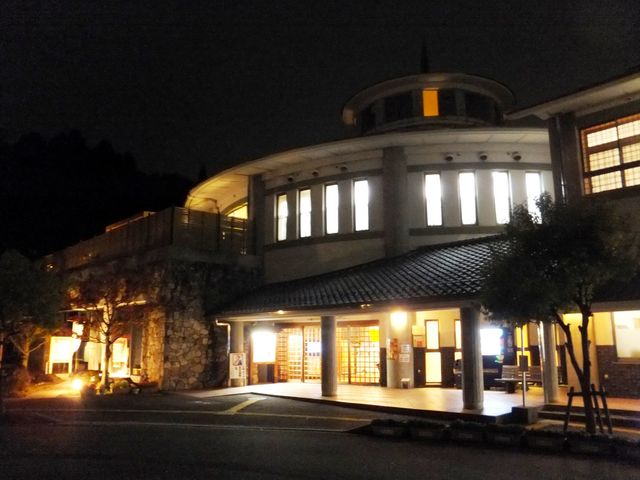 施設外観(夜間)_十二坊温泉ゆらら