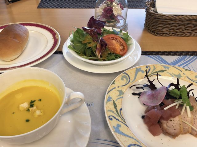 オードブルは鶏肉のスモークに桃のコンポート。付け合わせの野菜も普段食べないものが頂けました。_尾道国際ホテル