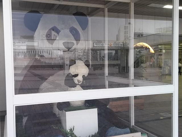 ジャイアントパンダ像1_上野駅ジャイアントパンダ像