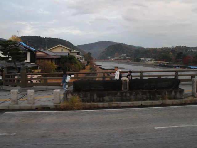遠くに朝霧橋も見えます_宇治橋