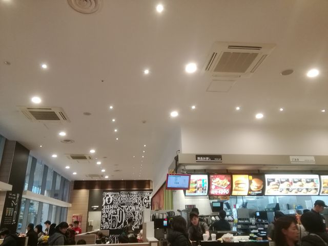 マクドの店内_マクドナルドCOCOEあまがさき店(McDonald’s)