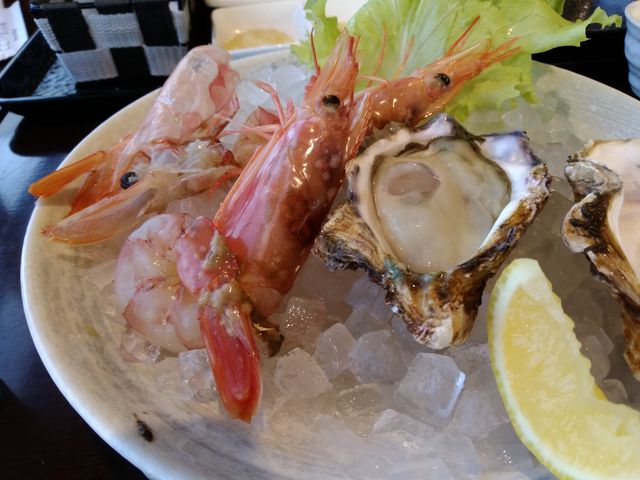 生牡蠣とえびのメニューです。新鮮です。_ととや新兵衛