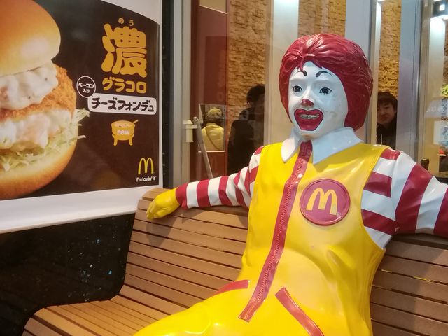 マクドの外には、人形が_マクドナルド神戸元町店