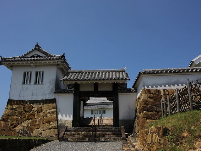 復元された門。_富岡城跡