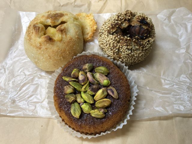 クアトロチーズ、栗のパン、ピスタチオタルト_ル・パン・コティディアン Le Pain Quotidien 芝公園店