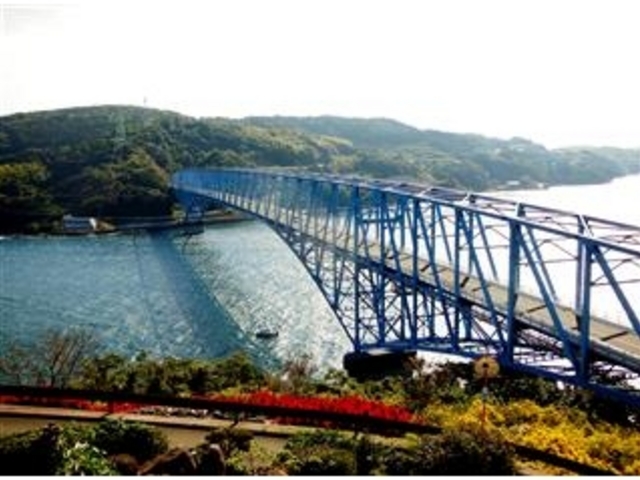 「黒之瀬戸海峡」と「黒之瀬戸大橋」を望む(鹿児島県長島)_黒之瀬戸の渦潮