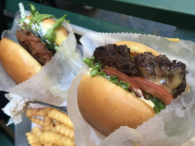 肉厚なハンバーガー_シェイク シャック 外苑いちょう並木店(SHAKE SHACK)