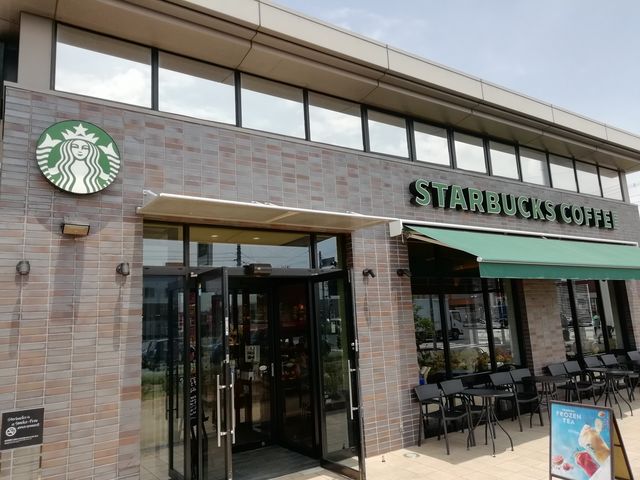 ベイシアの広い駐車場の一画にあります_スターバックスコーヒー ベイシア佐倉店