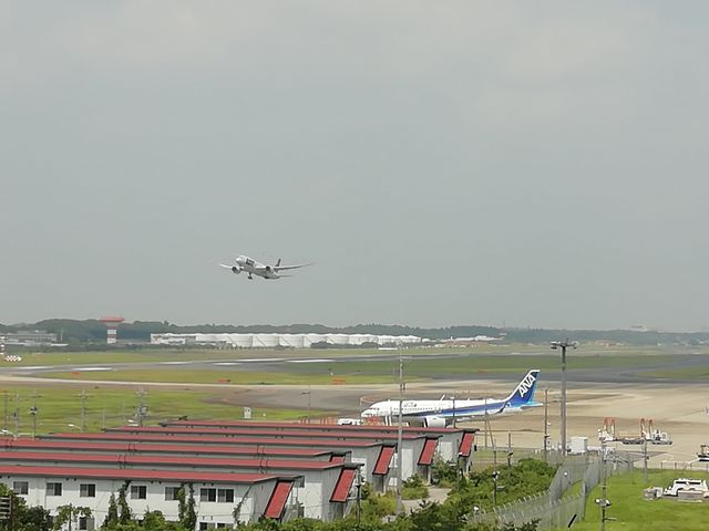 離陸する飛行機を間近で眺められます_バルーン