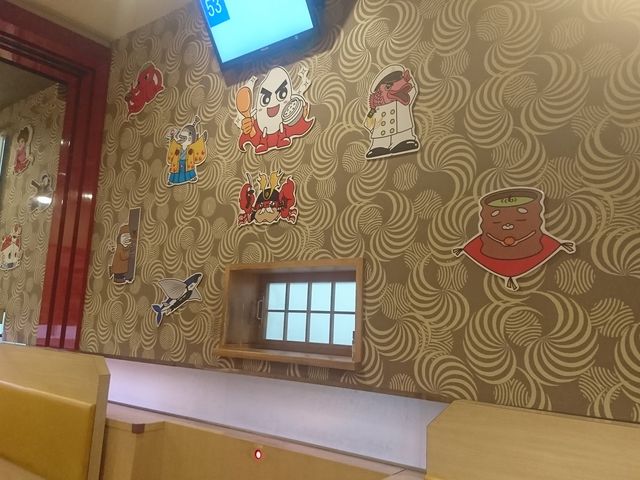 お店の壁にはお寿司のゆるキャラが貼られています。帰りにガチャガチャでシールをもらえますよ。_北の匠 100円クリッパー 新富店