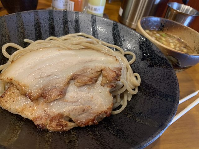 スープにもチャーシューがゴロゴロ入ってます。_つけ麺 井手