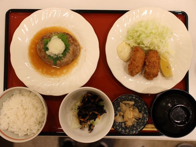 おろしハンバーグとカキフライ定食_ファミール旭川店