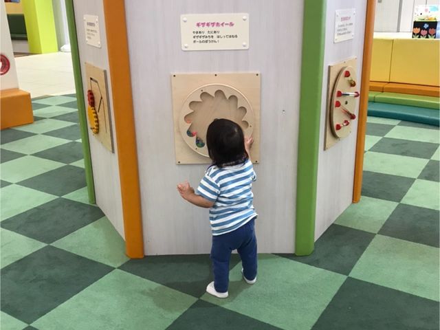 トイザらス前のキッズスペース_KUZUHA MALL