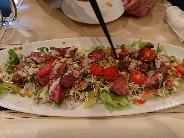 ステーキサラダ!とても美味しいです。お肉も美味しく柔らかいです。
ボリューム満点の一品!
_わかひろや