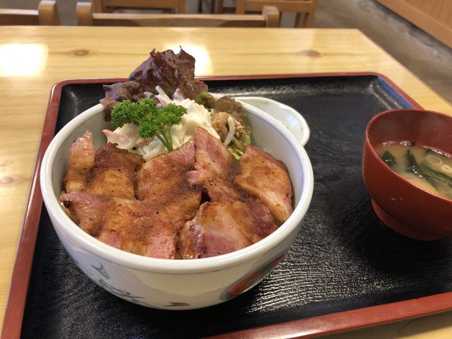 お腹空いてて、先に味噌汁飲んじゃったベーコン丼_町営 奈良田の里温泉 女帝の湯